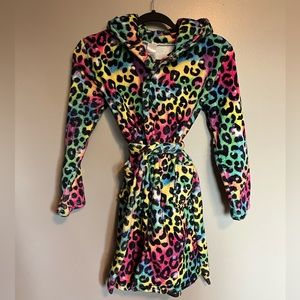 Bathrobe Girls size L, this fits a girls size 6-10. Multicolored cheetah print.
